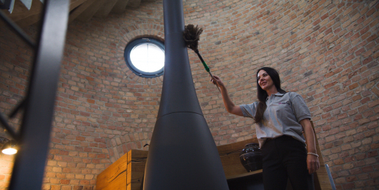 Moodmacher Oellerking LLRKNG22 Imagefilm Reinigung Mitarbeiter Staubwedel 3