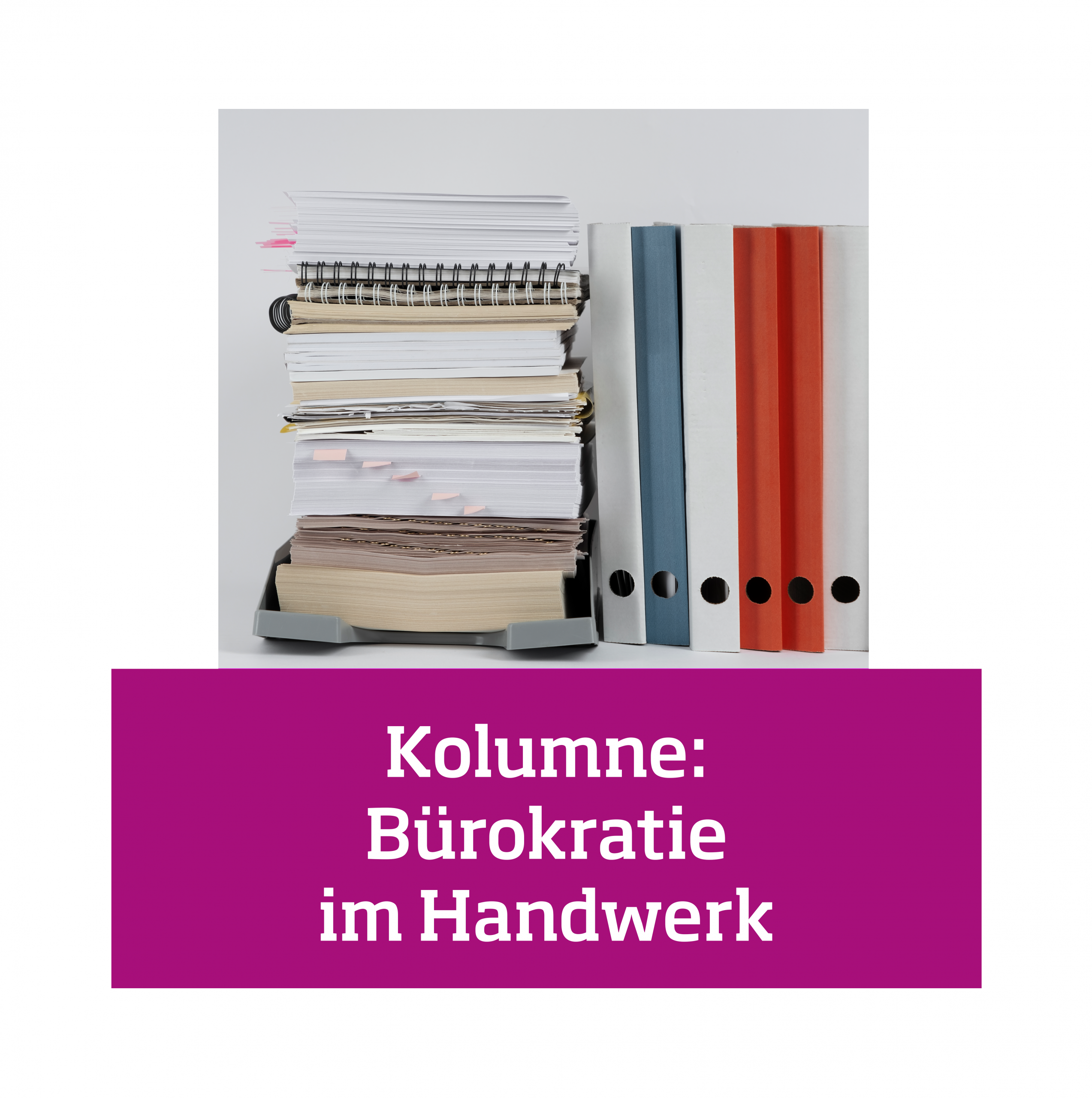 Ordner und Papierstapel auf einem Schreibtisch