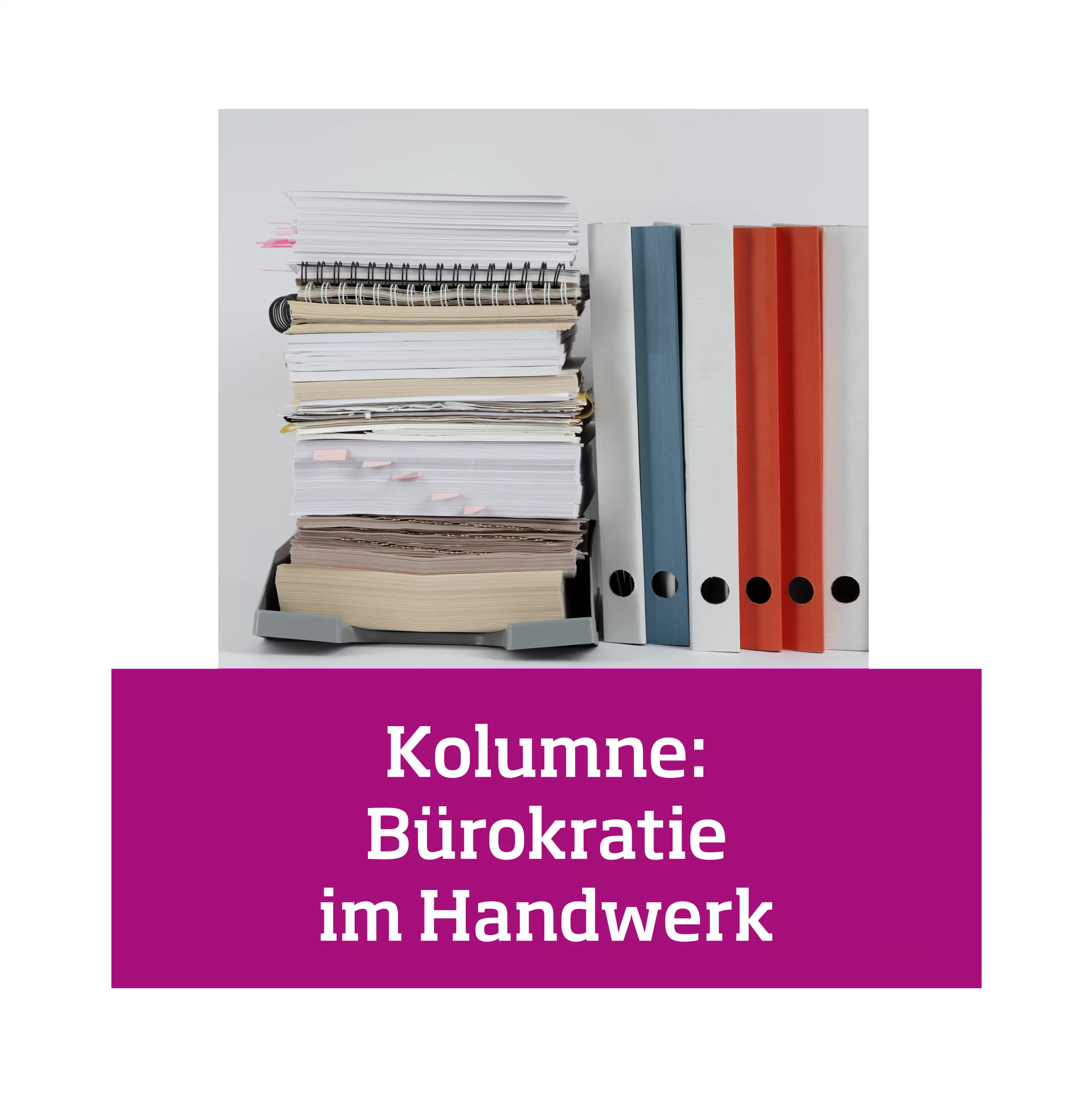 Ordner und ein Stapel Papier auf einer Ablage